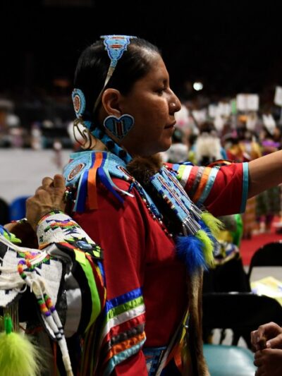 Image of a crowd of Indigenous folks