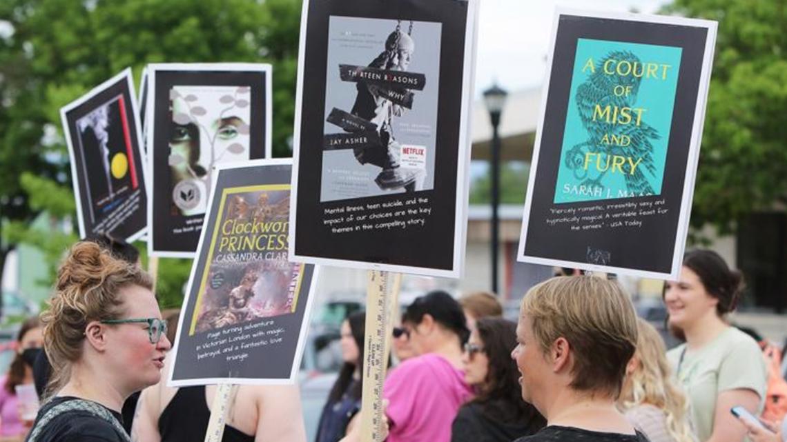 people protesting book bans