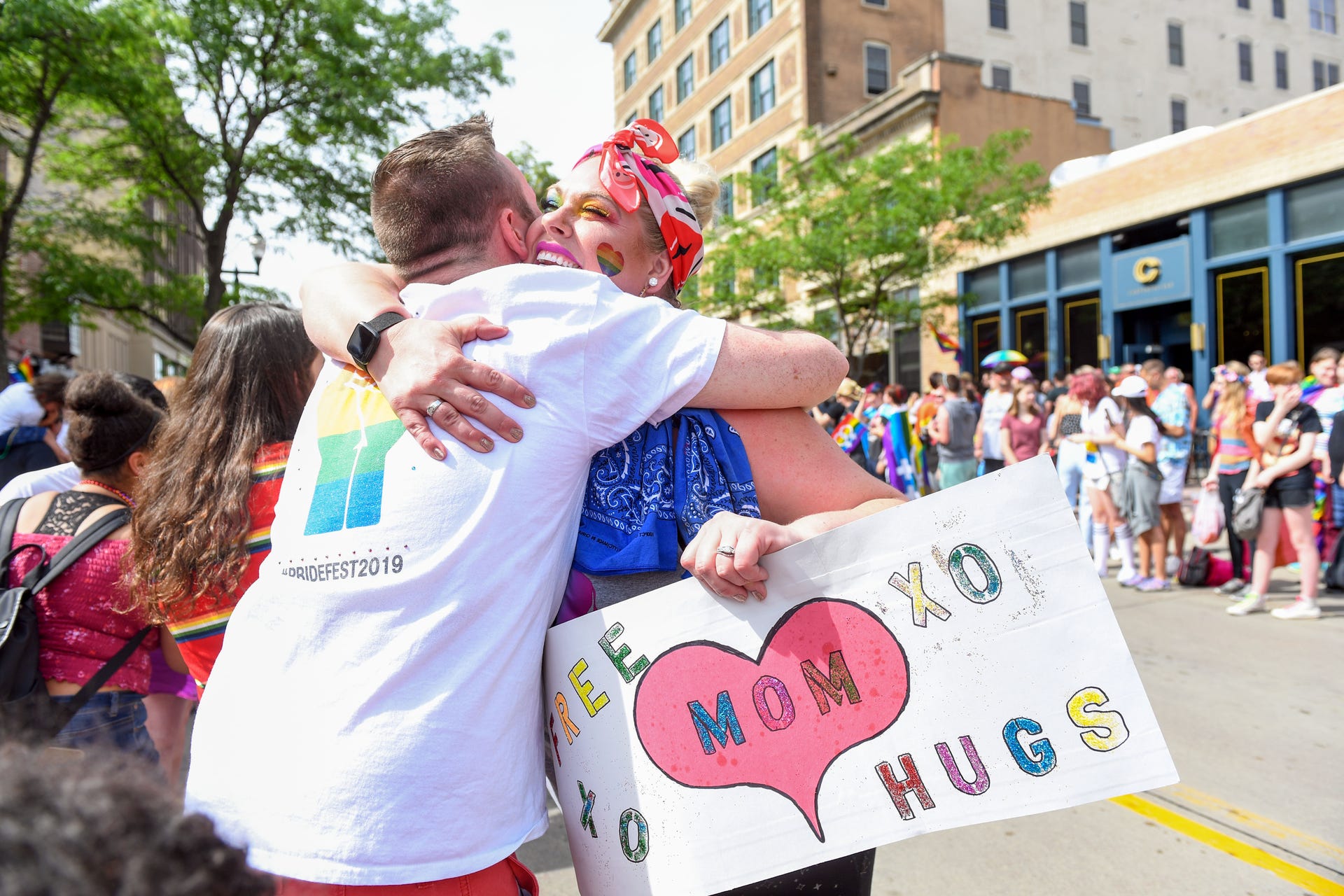 free mom hugs