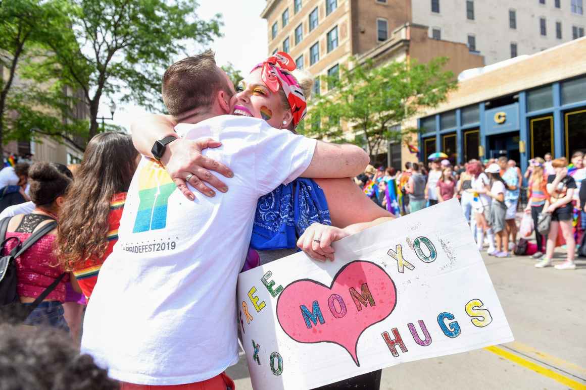 free mom hugs
