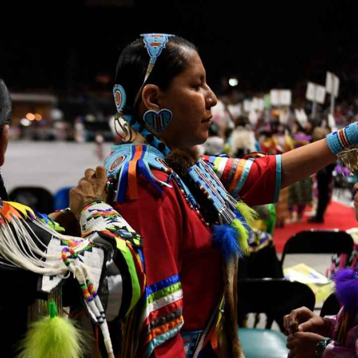 Image of a crowd of Indigenous folks